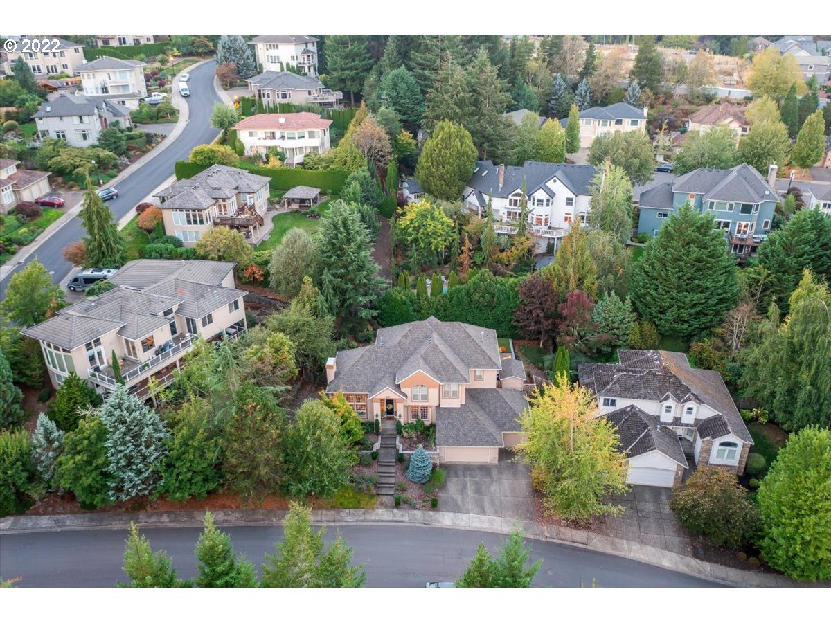 8847 Southwest Ravine Drive Beaverton, OR 97007 - Photo 3 of 32 Gallery Image 3
