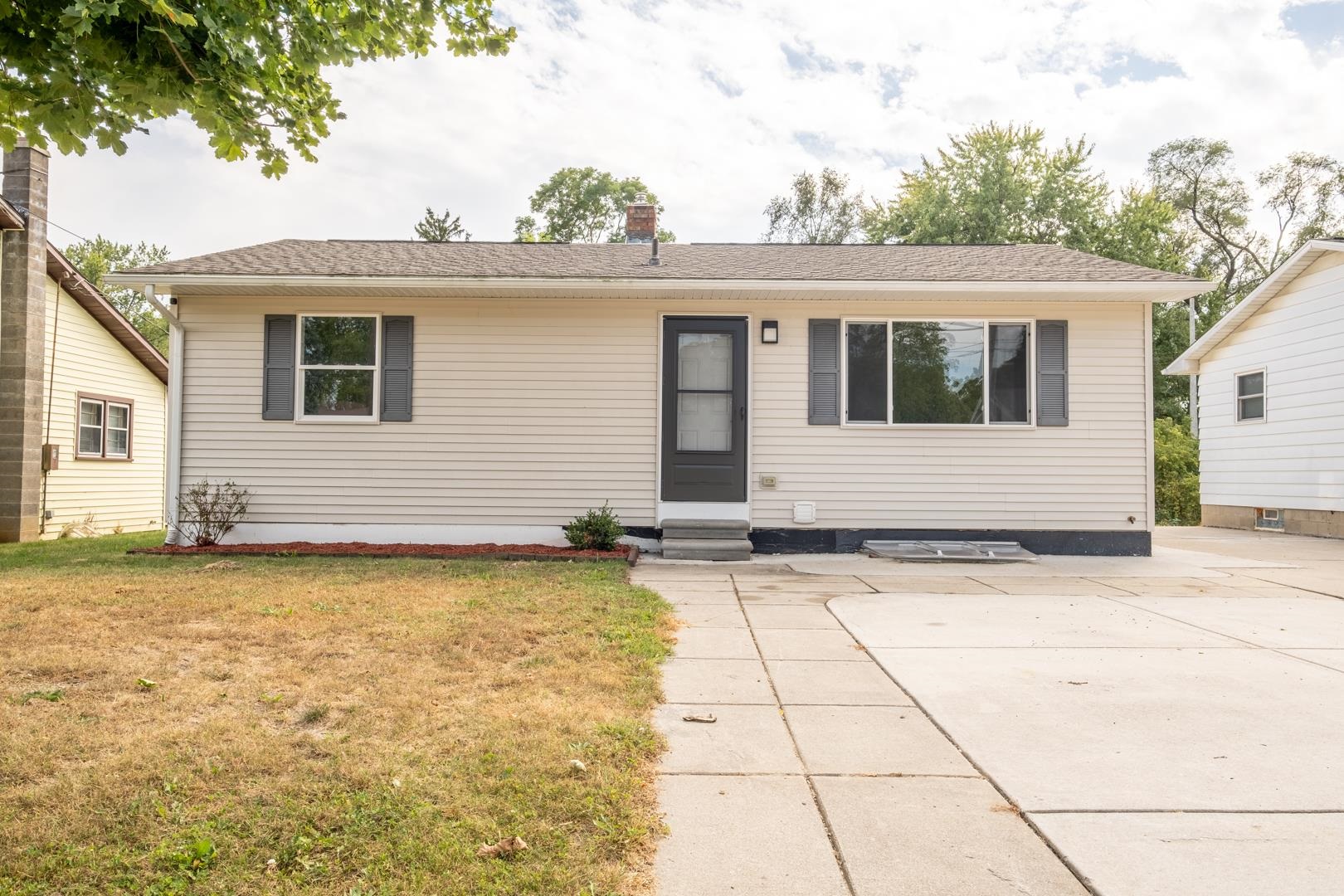 409 West Sheridan Road Lansing, MI 48906 - Photo 2 of 31 50156141-beb9ec74-31cc-4357-9538-6ff708ab305d.JPG
