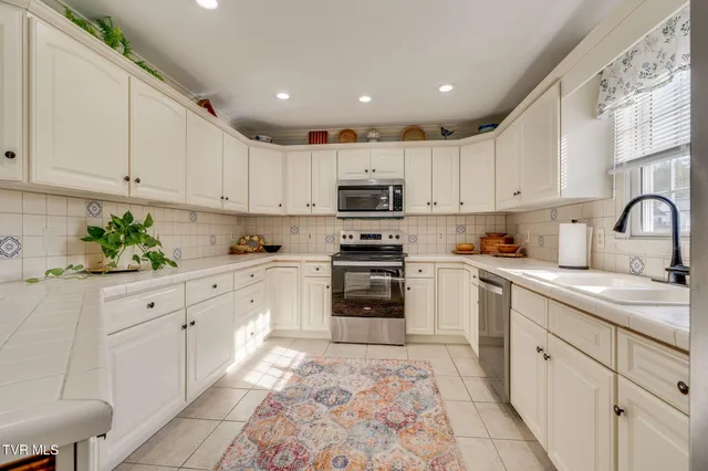 $289,000 | 20850 B Meadowbrook Drive, Unit B, Abingdon, VA 24211