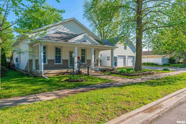 $249,900 | 216 3rd Street, Lincoln, IL 62656