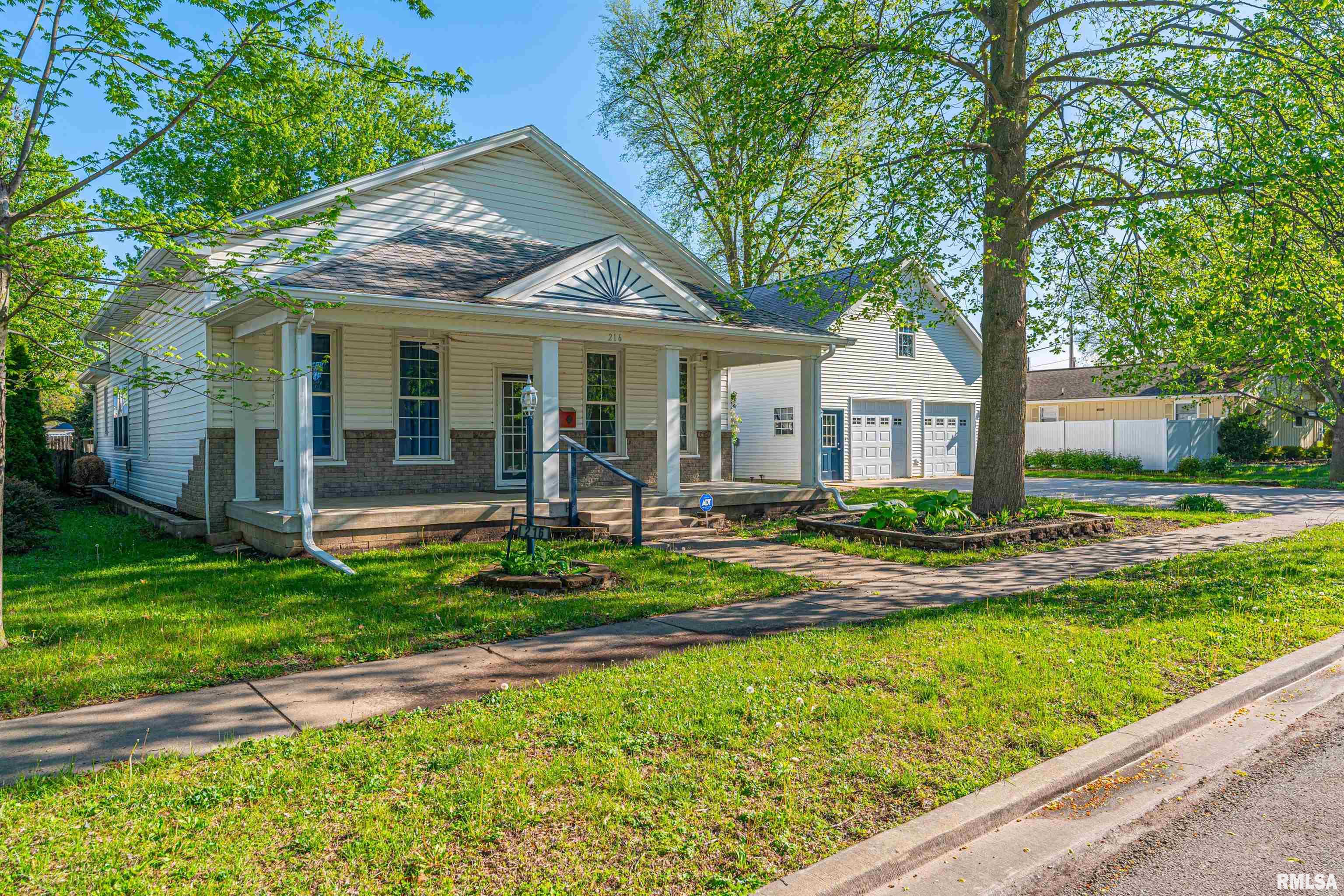 216 3rd Street Lincoln, IL 62656 - Photo 1 of 48