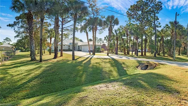 a view of yard with green space