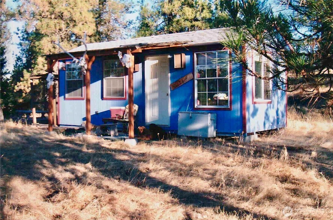 11300 South Stangland Road Medical Lake, WA 99022 - Photo 17 of 27 a view of a house with a yard