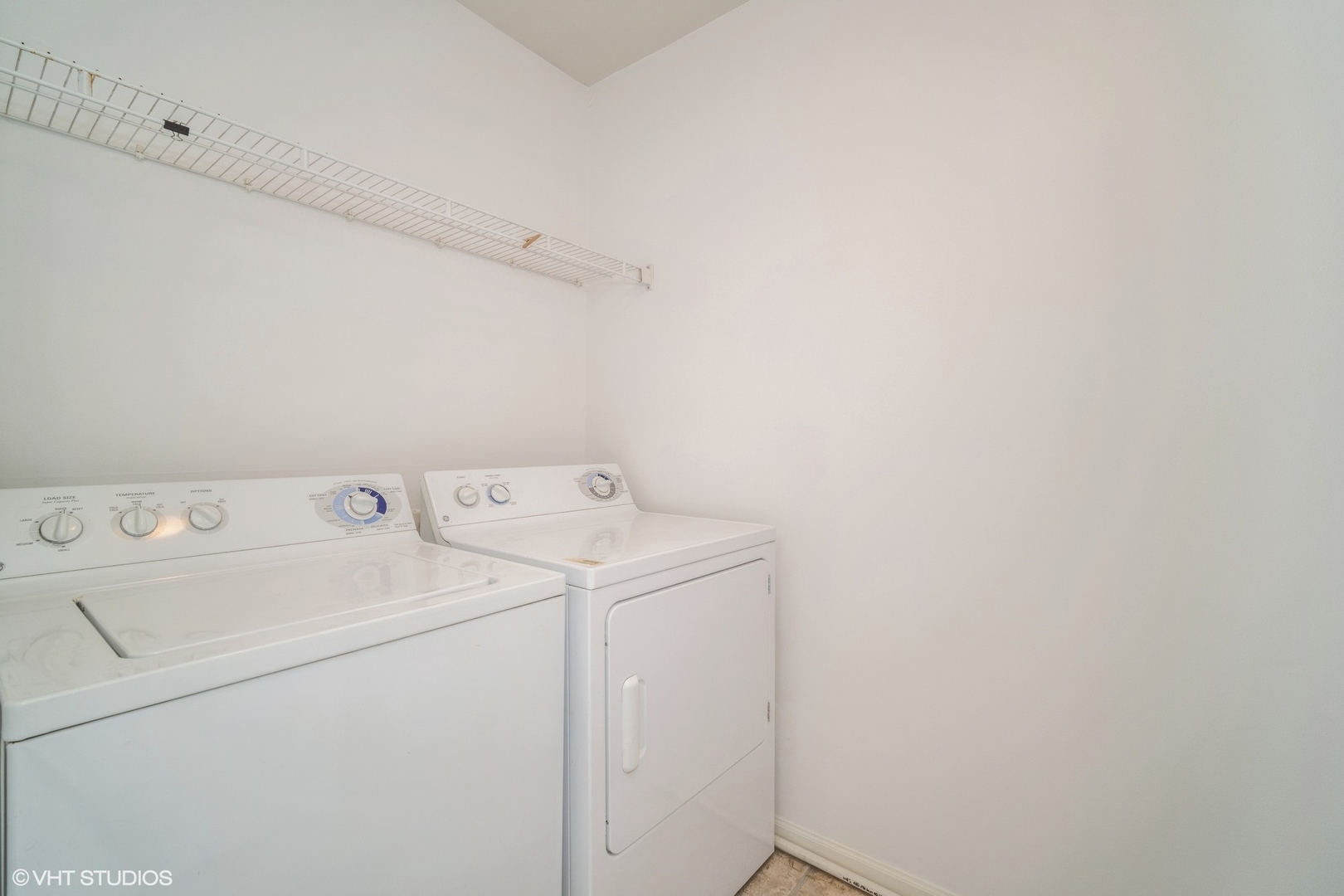 3388 Sanctuary Drive Elgin, IL 60124 - Photo 7 of 15 a utility room with dryer and washer