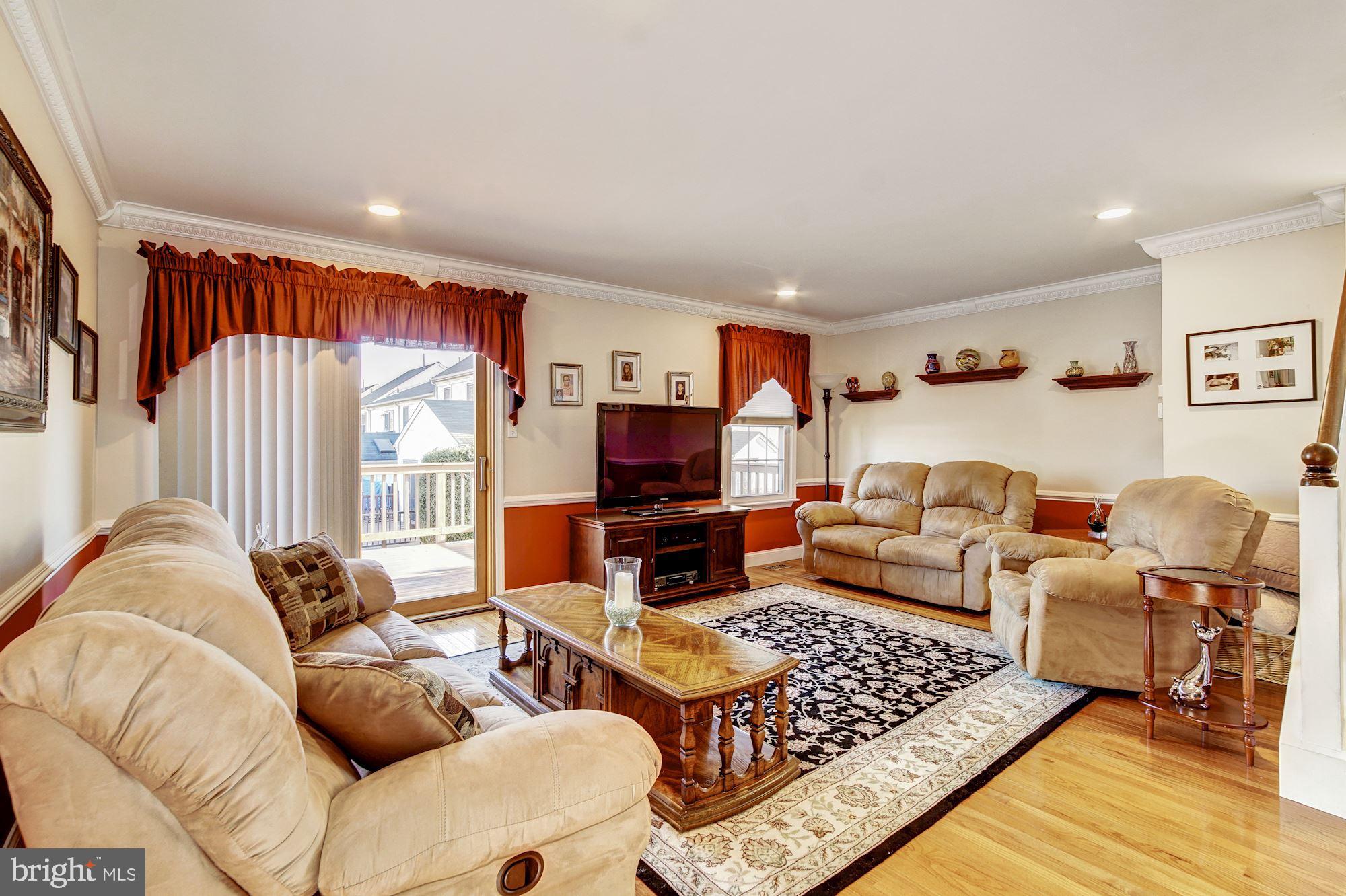 353 Scola Road Brookhaven, PA 19015 - Photo 15 of 26 Large LR w/ Hardwood Floors