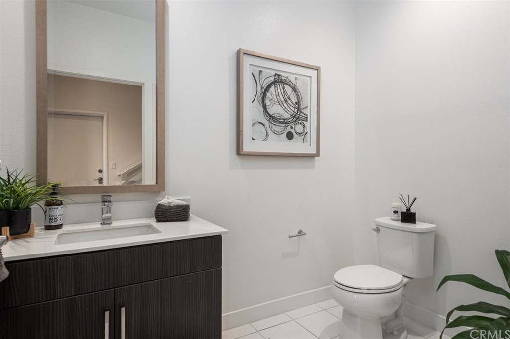 201 Elm Avenue Long Beach, CA 90802 - Photo 21 of 23 a bathroom with a toilet sink and mirror