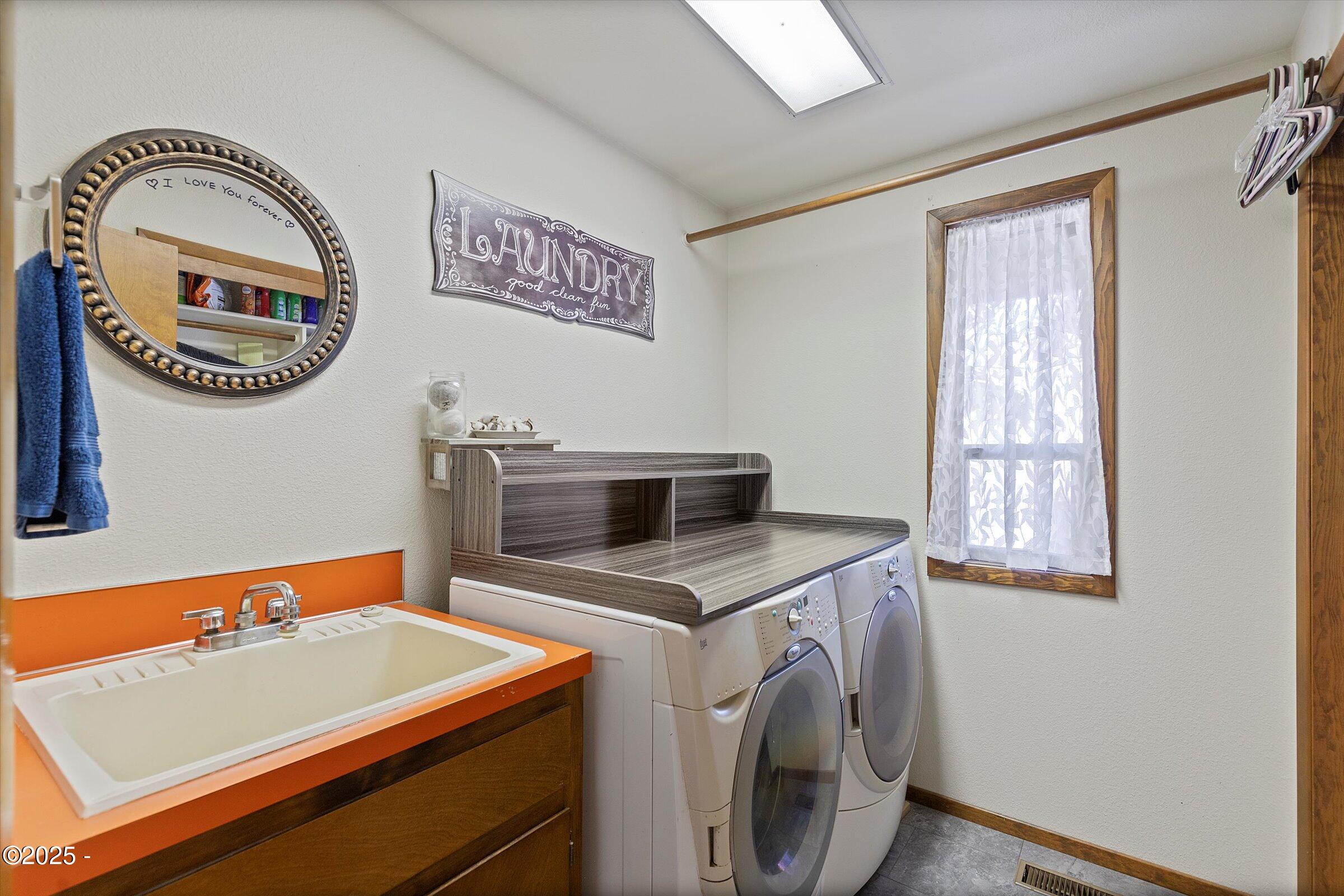 21560 Gooseneck Road Sheridan, OR 97378 - Photo 35 of 63 a utility room with dryer and washer