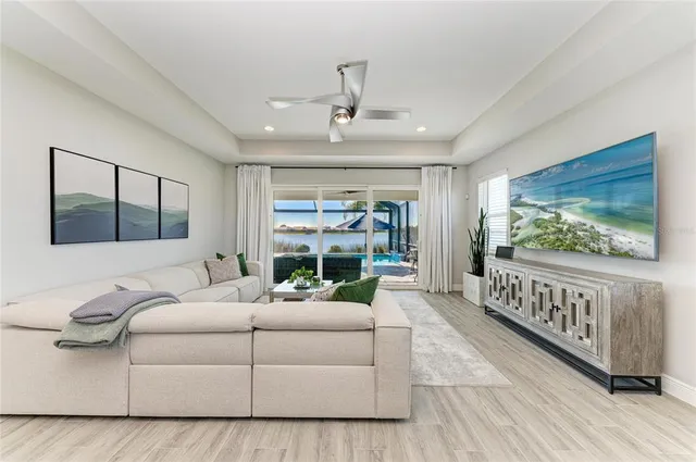 $994,900 | 925 Crosswind Avenue, Sarasota, FL 34240