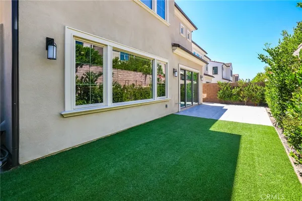 a view of an house with backyard and garden