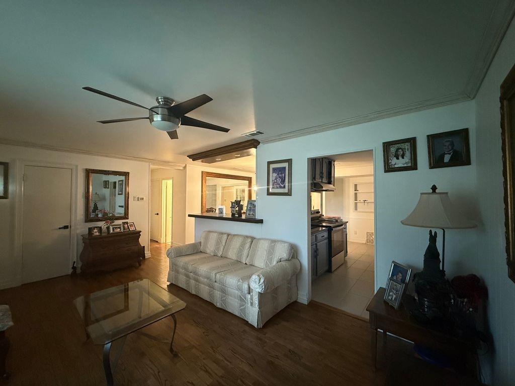 3526 West Rochelle Road Irving, TX 75062 - Photo 3 of 12 Living Room