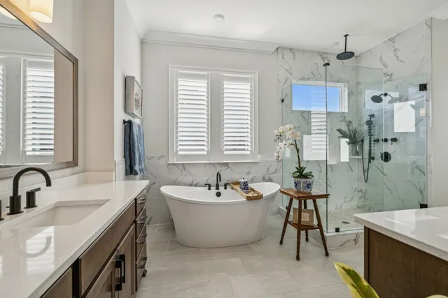 a view of a livingroom with furniture and a ceiling fan