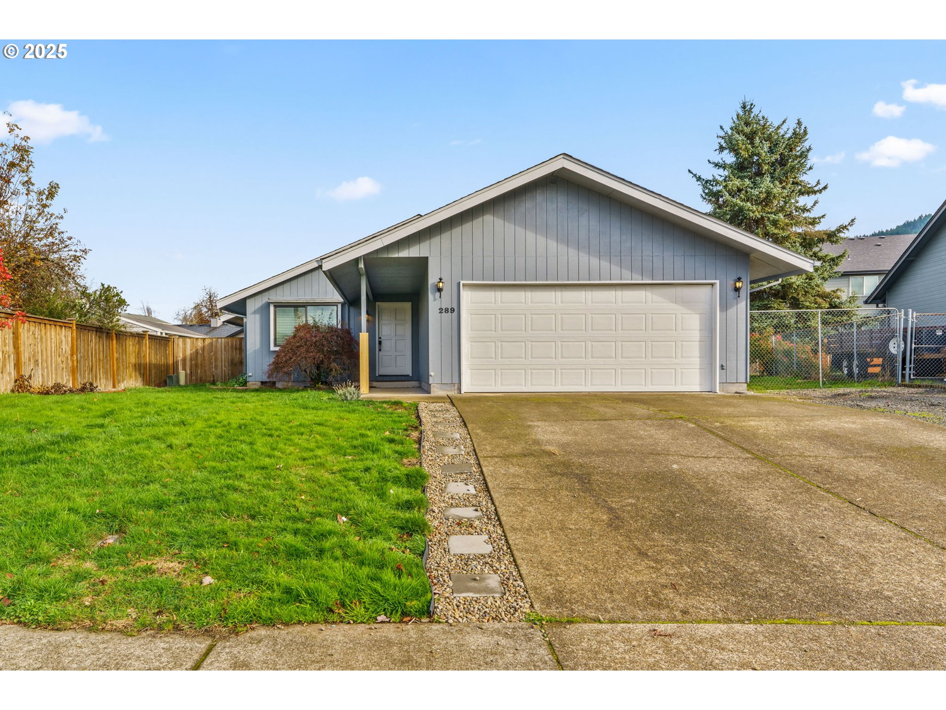 289 73rd Place Springfield, OR 97478 - Photo 1 of 32 a front view of house with yard and green space