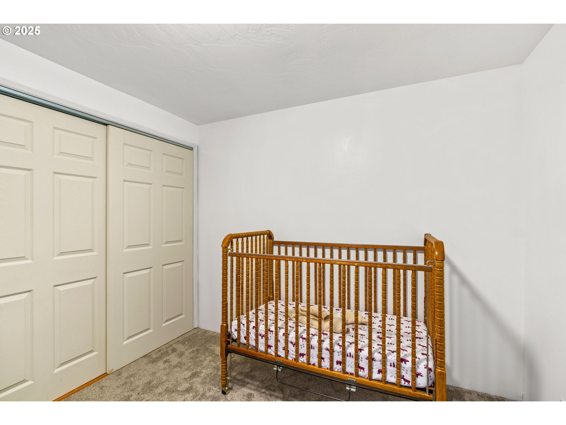 289 73rd Place Springfield, OR 97478 - Photo 18 of 32 a view of a black and white wall