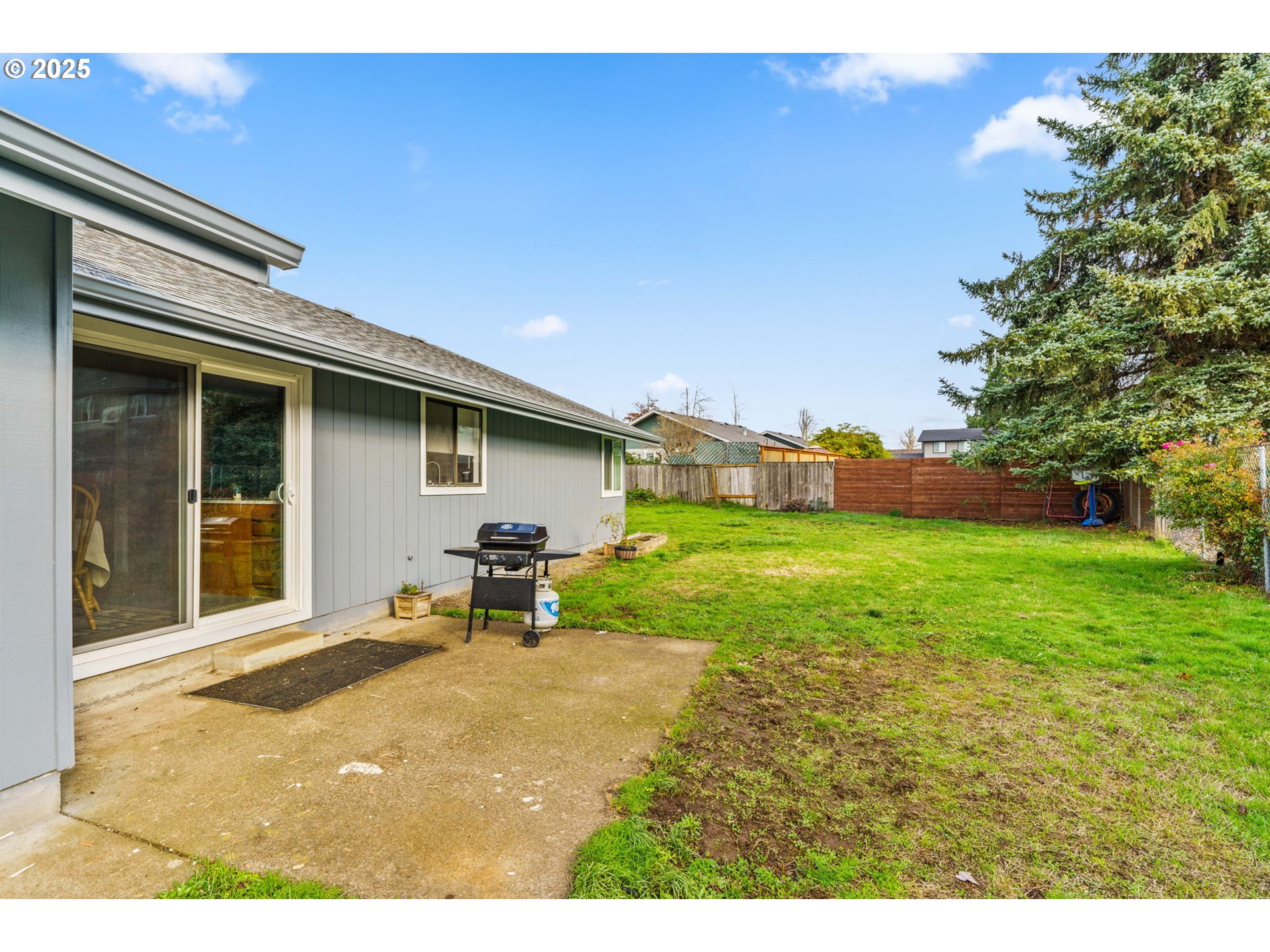 289 73rd Place Springfield, OR 97478 - Photo 27 of 32 a view of a backyard with table and chairs and a large tree