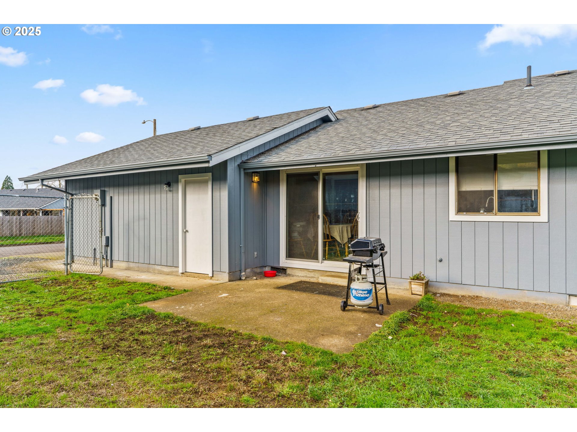289 73rd Place Springfield, OR 97478 - Photo 28 of 32 a backyard of a house with table and chairs