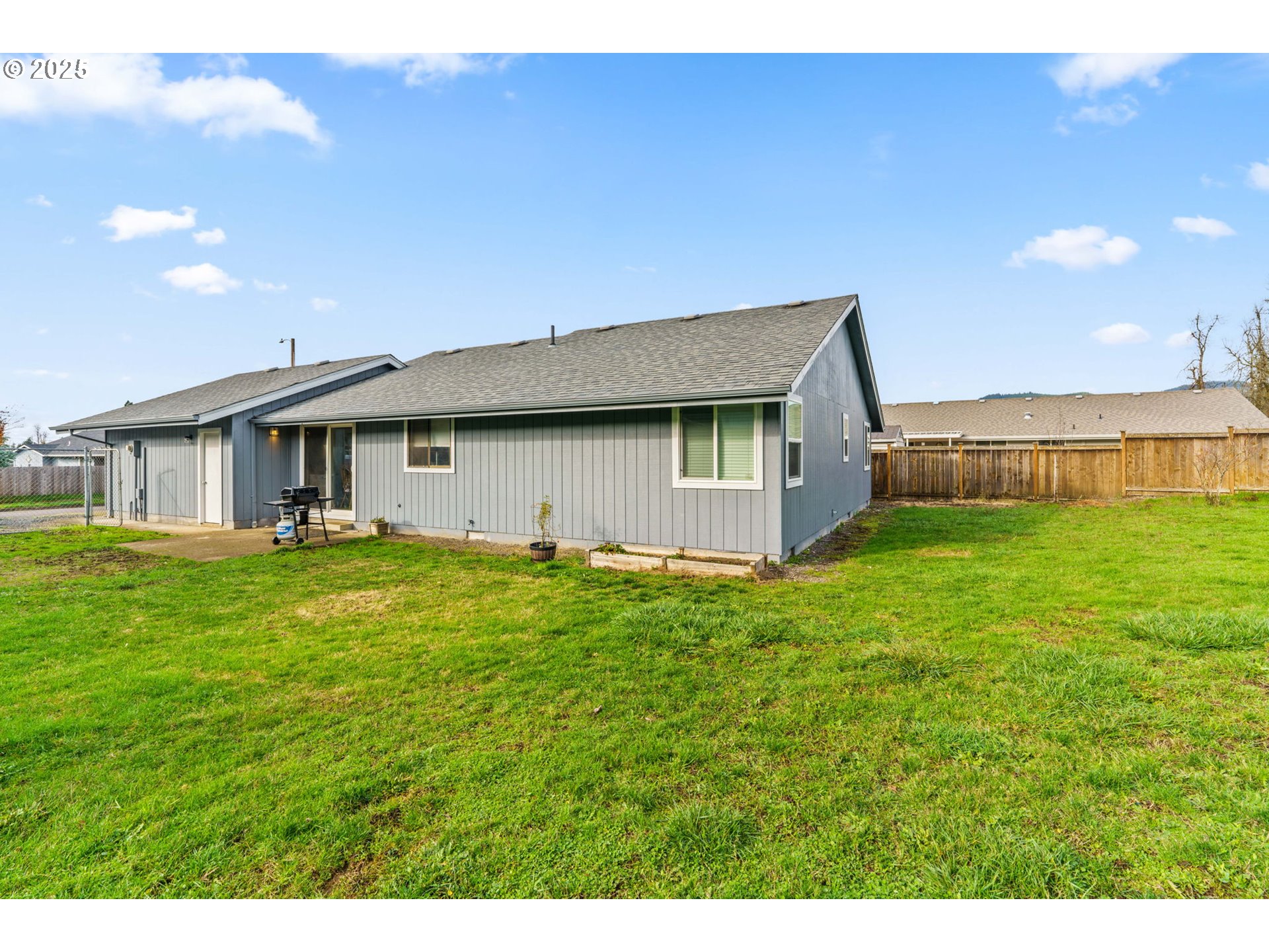 289 73rd Place Springfield, OR 97478 - Photo 29 of 32 a house view with a garden space