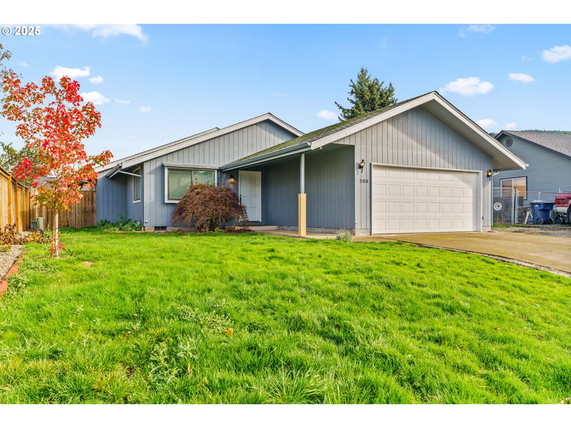289 73rd Place Springfield, OR 97478 - Photo 3 of 32 a front view of house with yard and green space