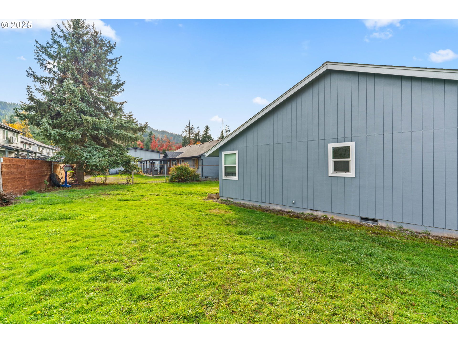 289 73rd Place Springfield, OR 97478 - Photo 31 of 32 a backyard of a house with lots of green space