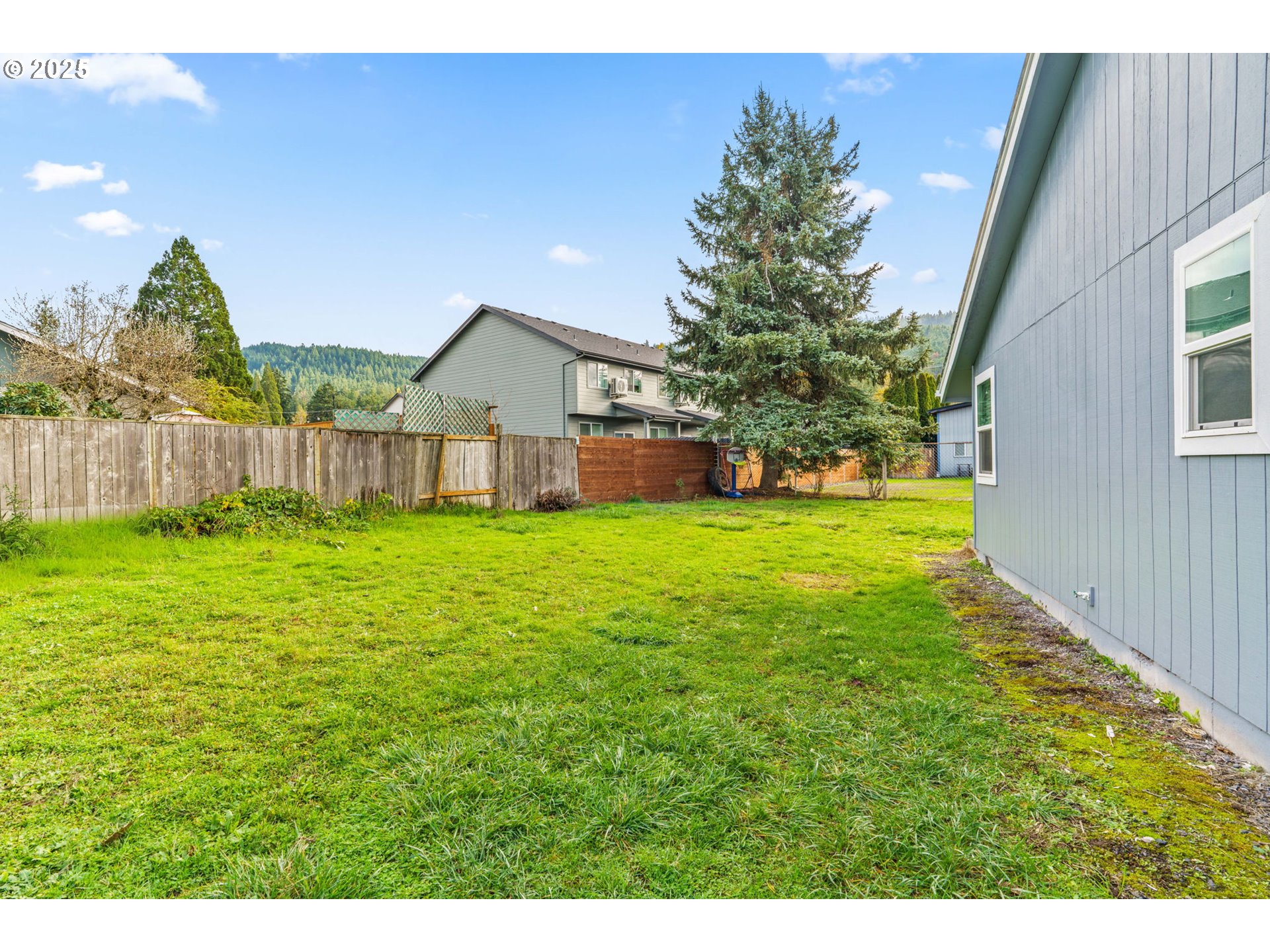 289 73rd Place Springfield, OR 97478 - Photo 32 of 32 a view of a house with a yard