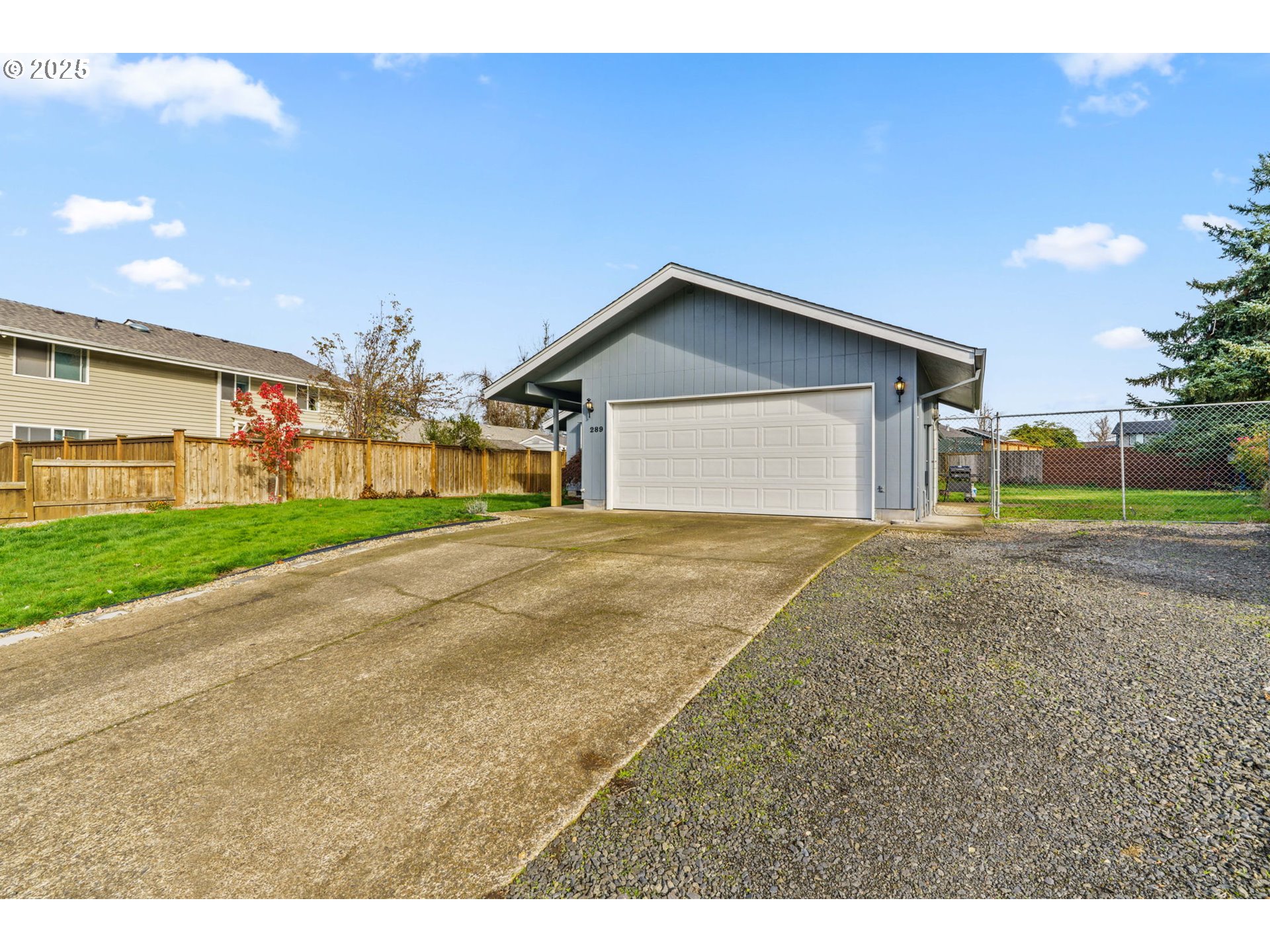 289 73rd Place Springfield, OR 97478 - Photo 4 of 32 a view of a house with a yard and garage