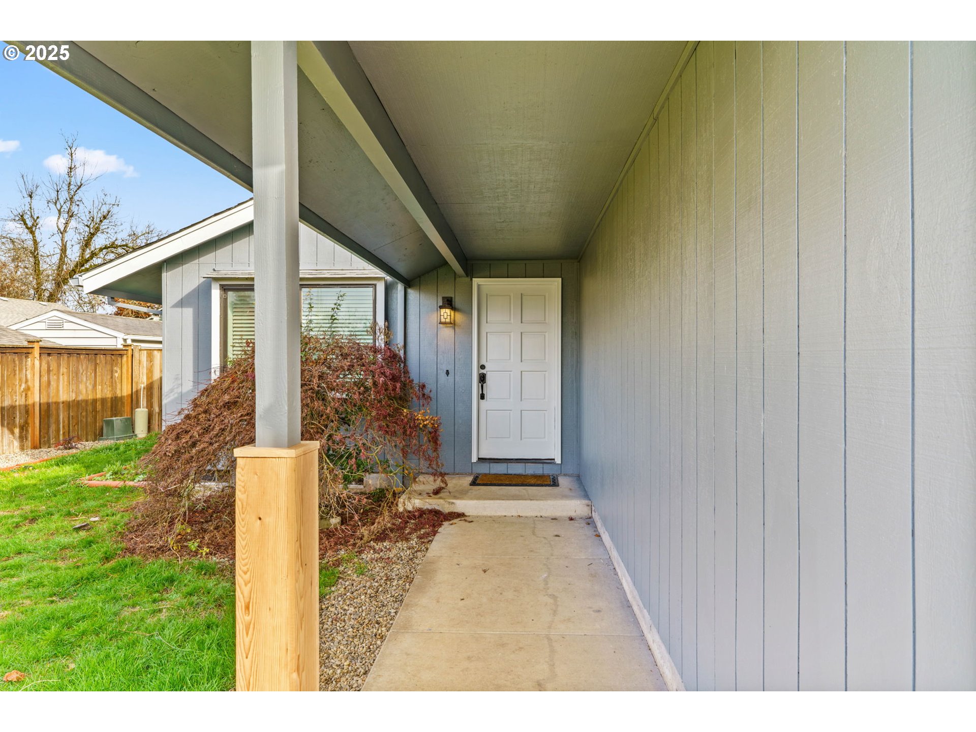 289 73rd Place Springfield, OR 97478 - Photo 5 of 32 a view of a porch
