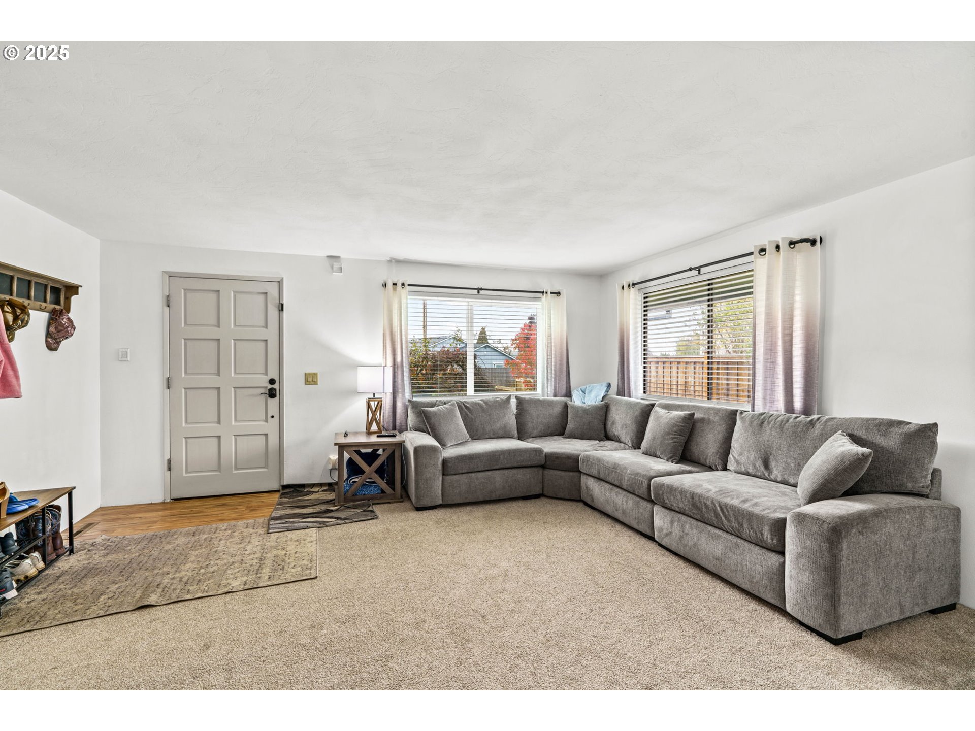 289 73rd Place Springfield, OR 97478 - Photo 6 of 32 a living room with furniture and a window