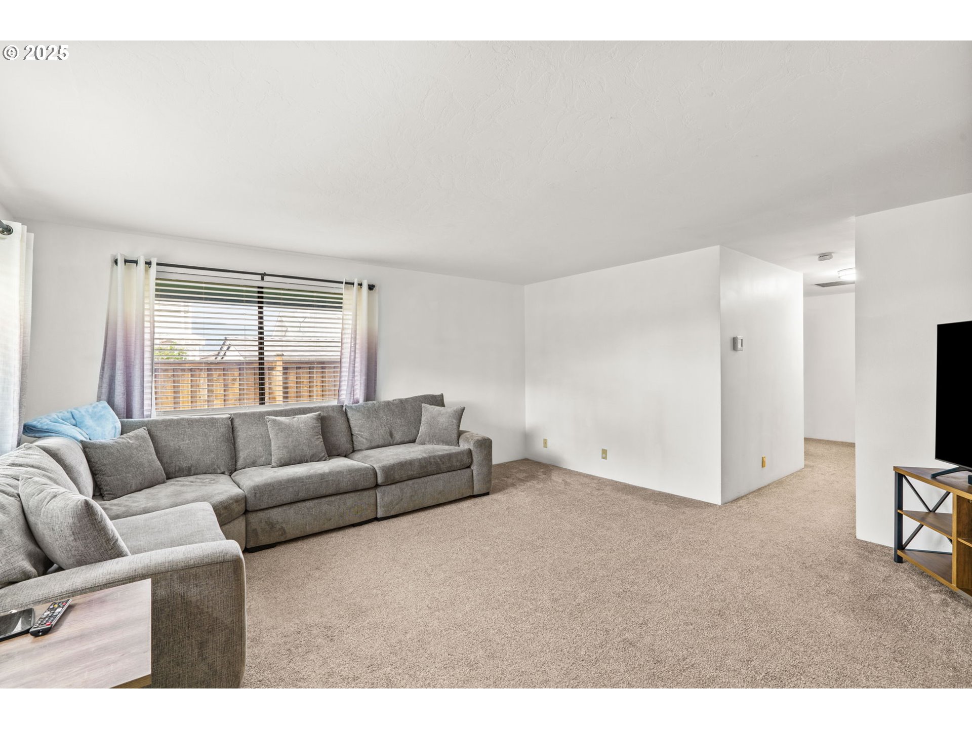 289 73rd Place Springfield, OR 97478 - Photo 8 of 32 a living room with furniture and a window
