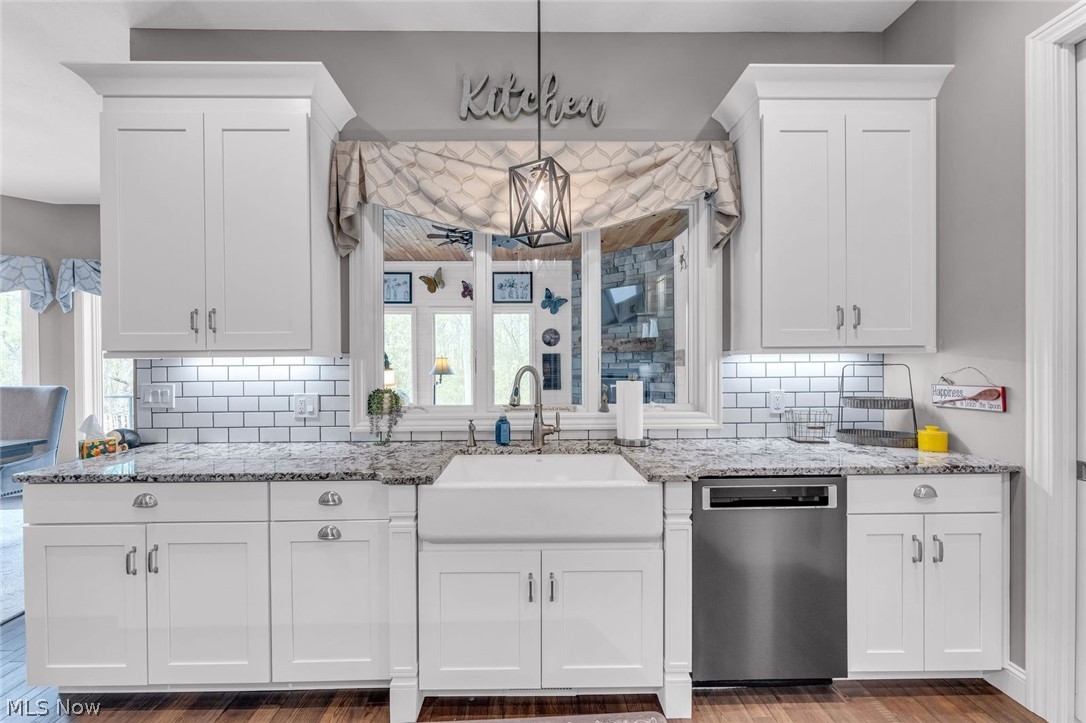 41264 Ravines Edge Way Lagrange, OH 44050 - Photo 19 of 43 Custom kitchen cabinets with granite counters ,hardwood floors and all appiances.