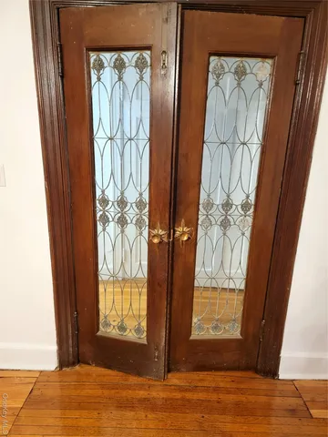 a view of front door with entryway