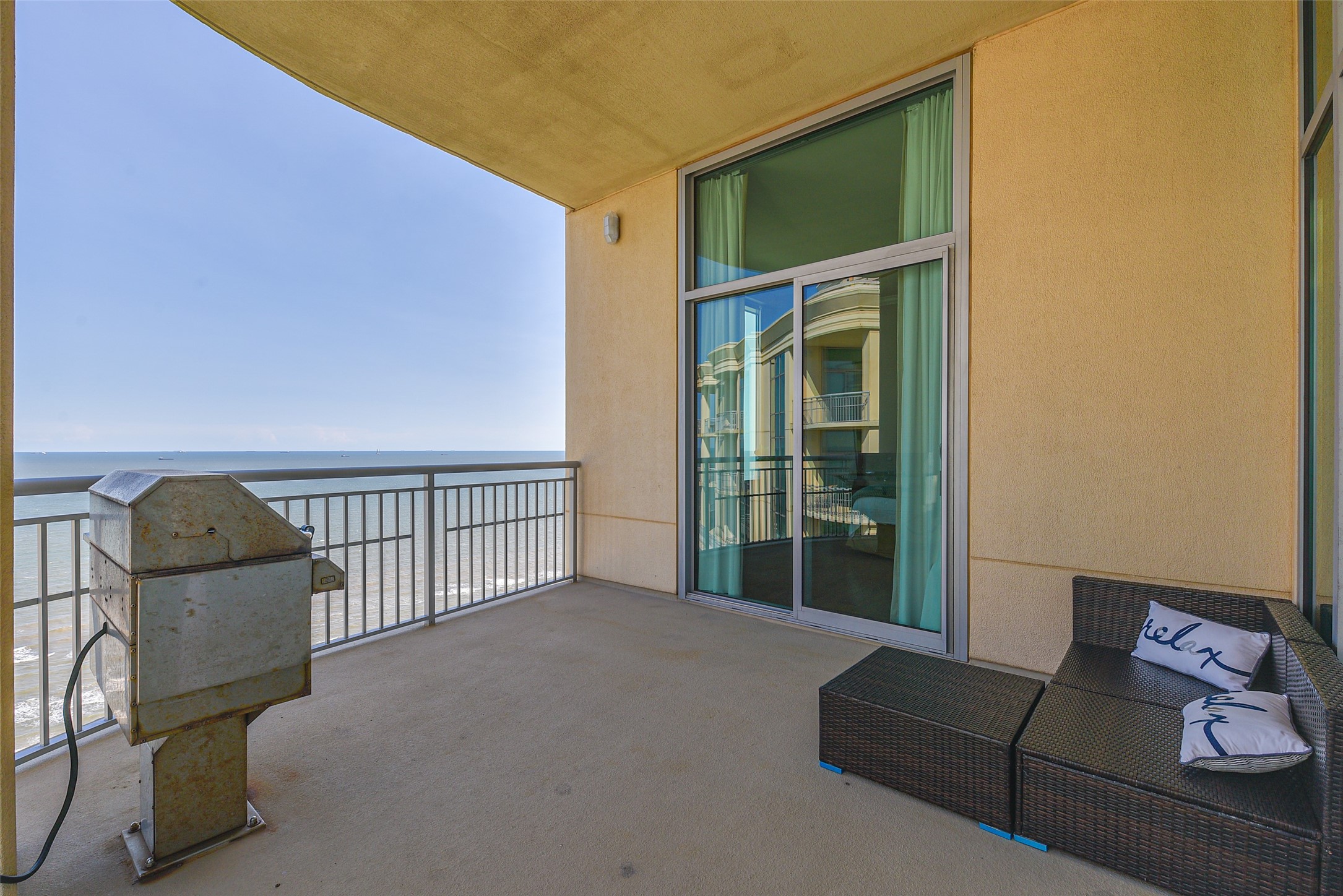 801 East Beach Drive, Unit TW2704 Galveston, TX 77550 - Photo 18 of 48 a living room with furniture
