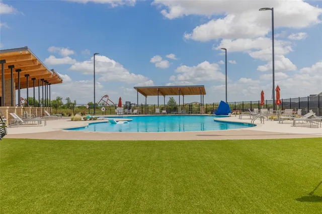 a view of a yard with a big yard