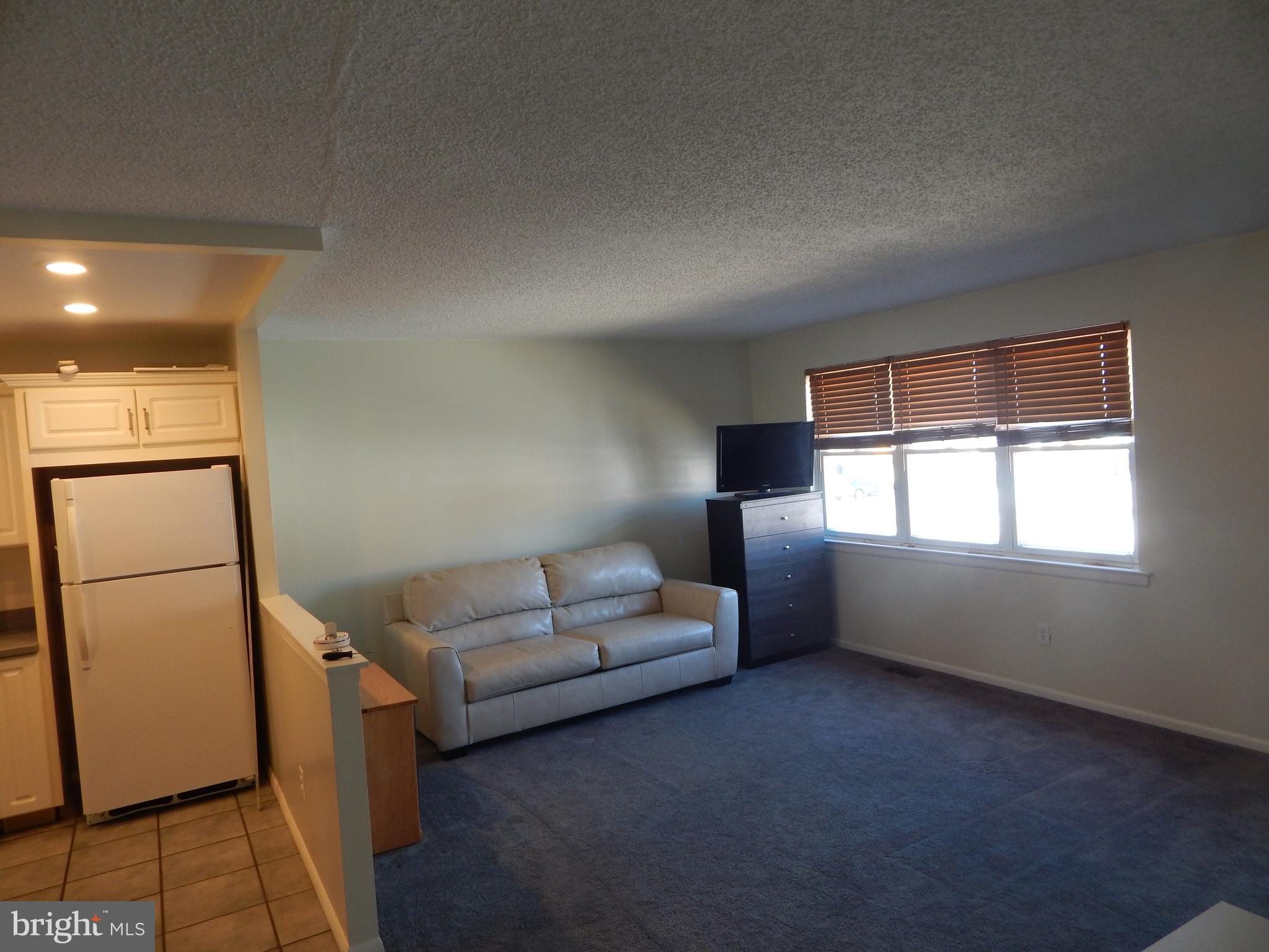10805 Heflin Road Philadelphia, PA 19154 - Photo 4 of 13 Living Room