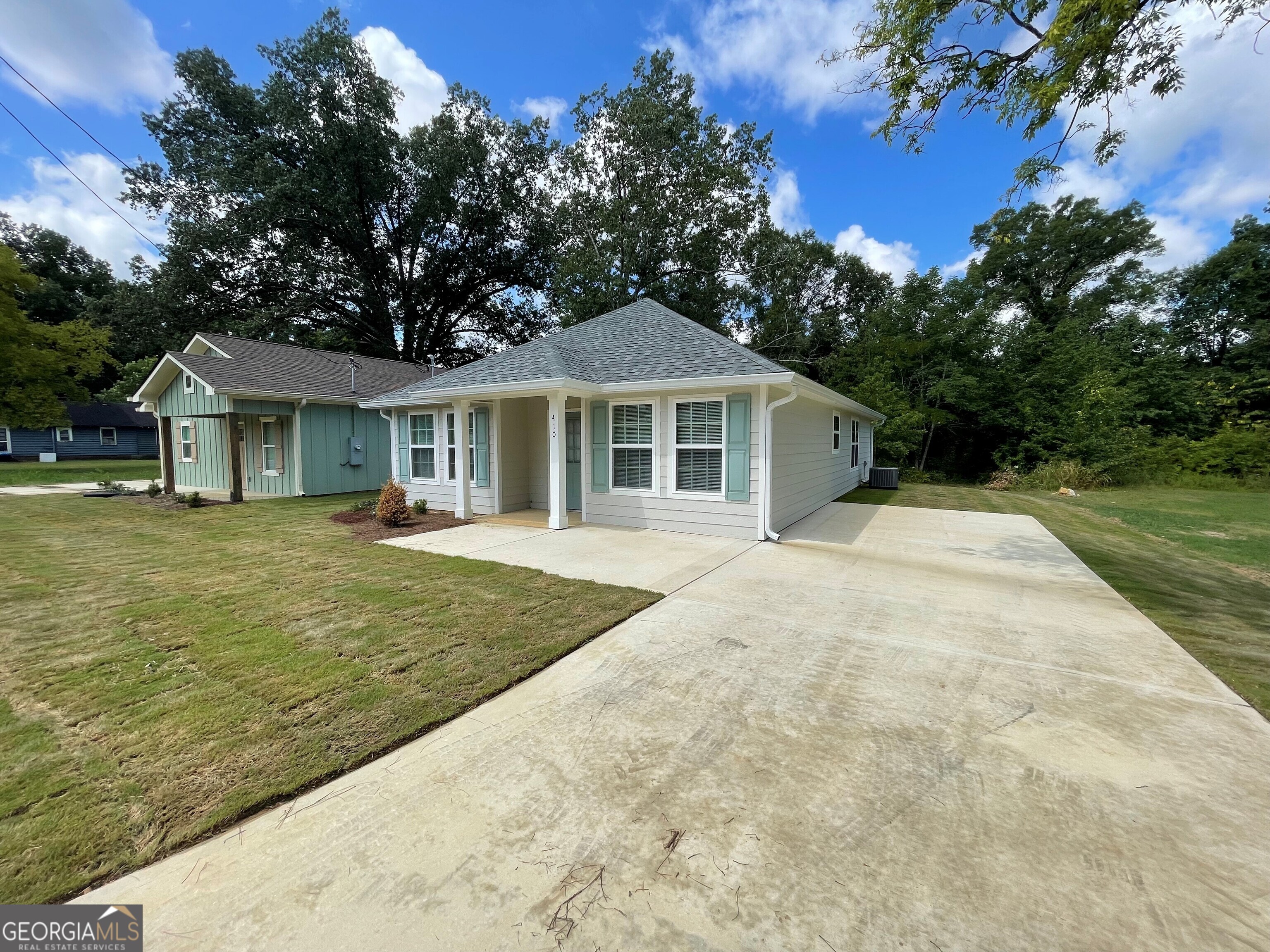 410 Hardy Avenue Southwest Rome, GA 30161 - Photo 31 of 36 a front view of a house with a garden