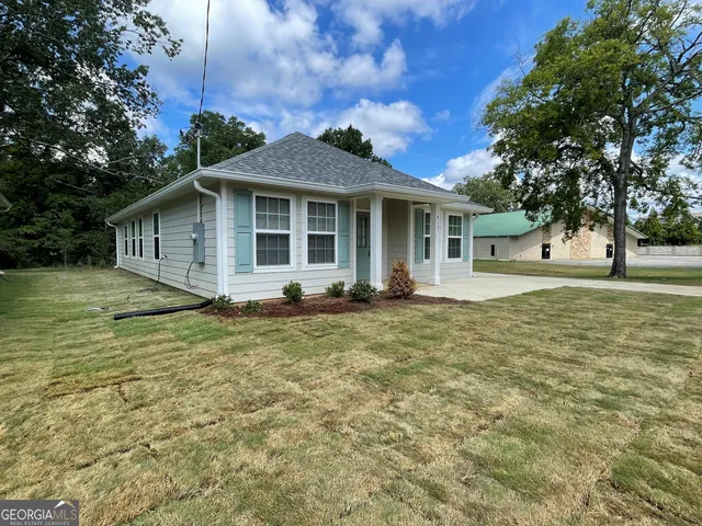 a view of a house with a backyard