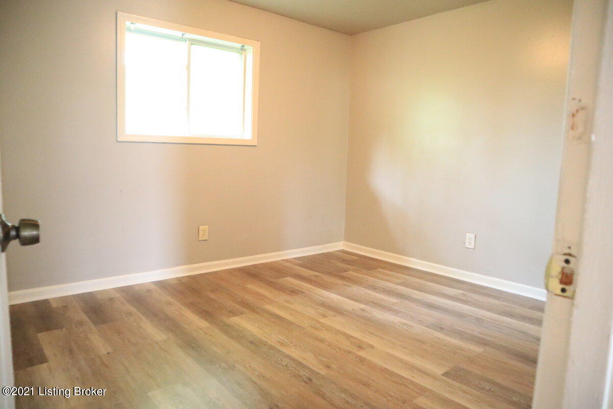 3404 Shagbark Road Louisville, KY 40216 - Photo 5 of 15 929BF3AA-F7EA-4E3A-99DB-560F7CD18E97
