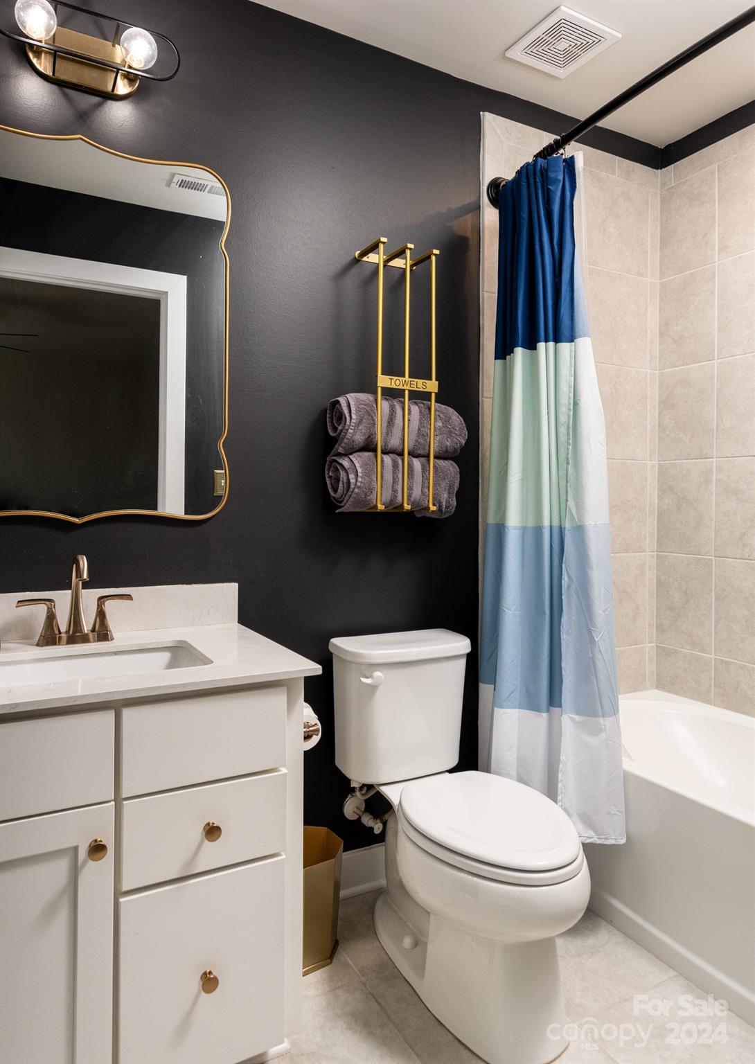 14306 Sunnyhill Grove Road Davidson, NC 28036 - Photo 18 of 35 a bathroom with a toilet a sink and bathtub