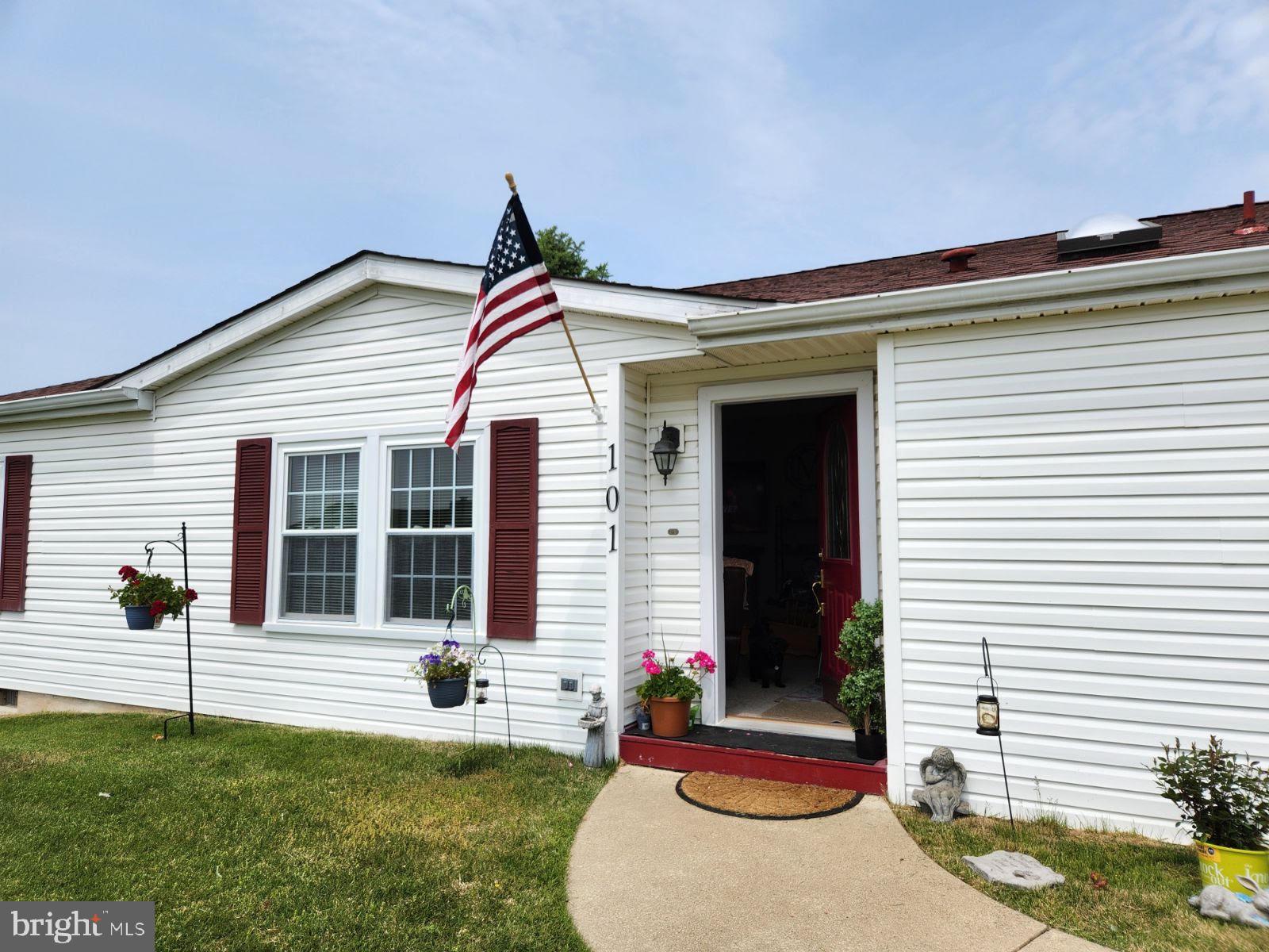 101 Goldenrod Xing East  