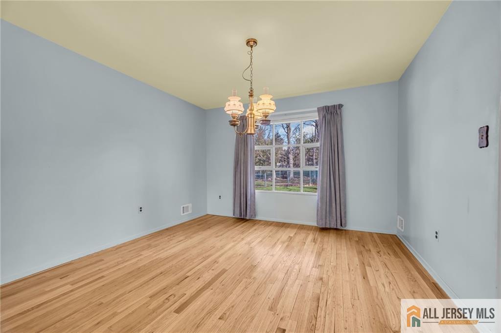 25 Greenwich Road Edison, NJ 08820 - Photo 12 of 52