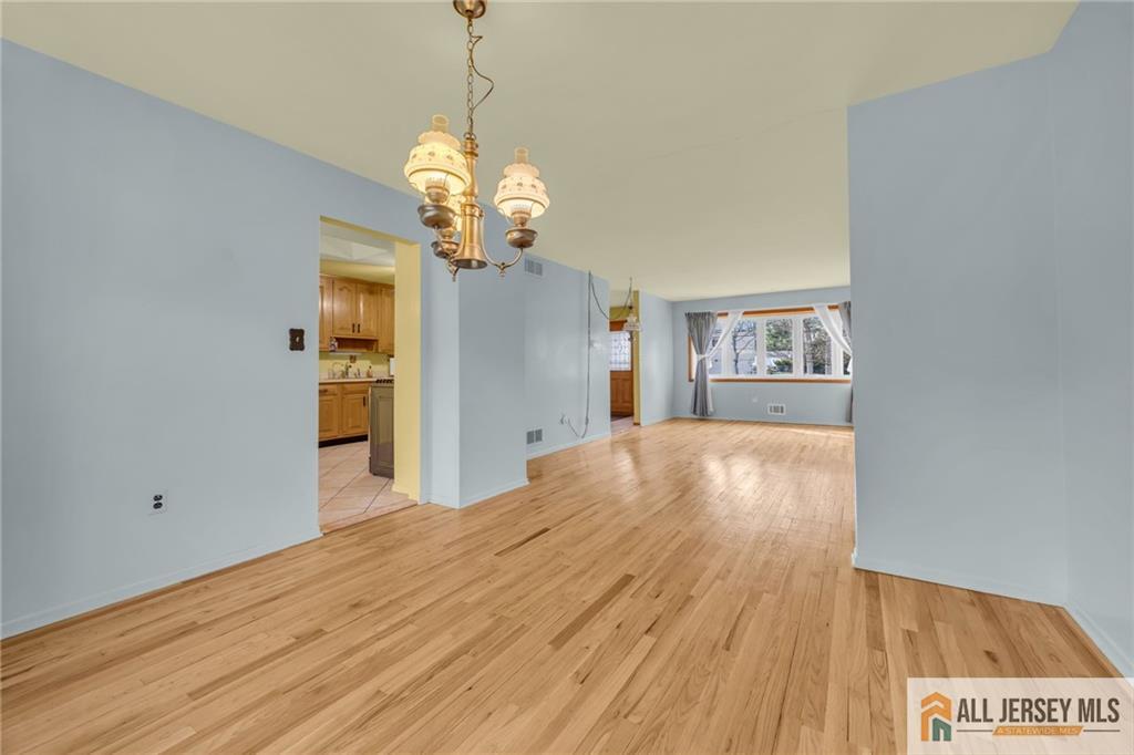 25 Greenwich Road Edison, NJ 08820 - Photo 13 of 52