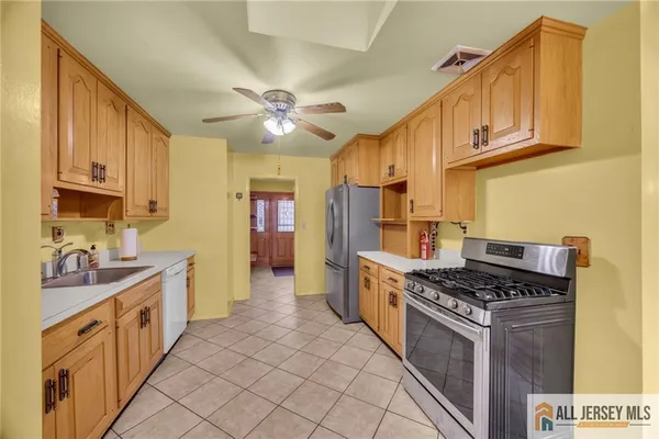 $949,900 | 25 Greenwich Road, Edison, NJ 08820