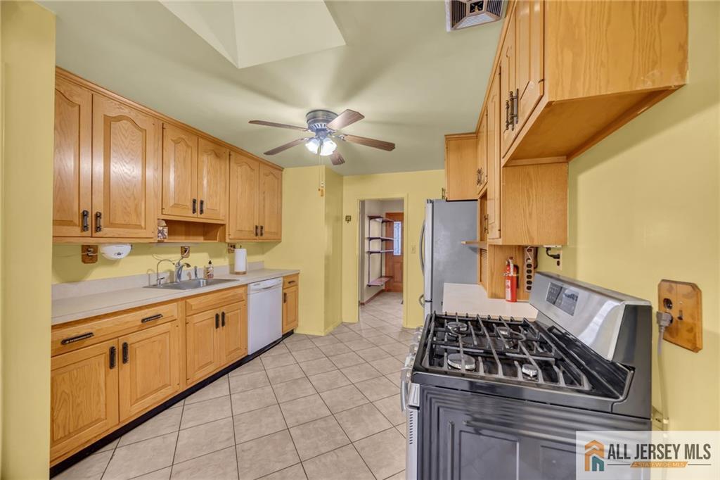 25 Greenwich Road Edison, NJ 08820 - Photo 16 of 52