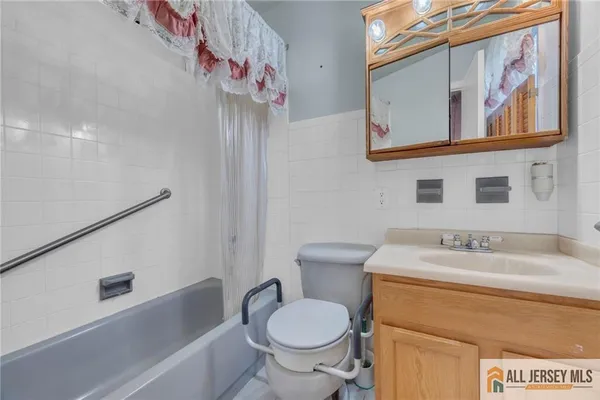 $949,900 | 25 Greenwich Road, Edison, NJ 08820