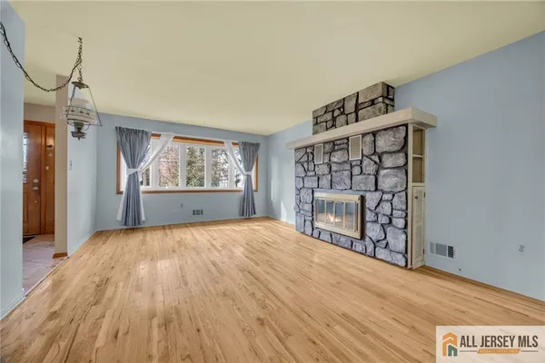 $949,900 | 25 Greenwich Road, Edison, NJ 08820