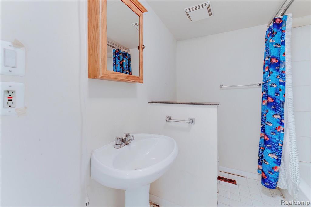 819 Francis Street Rochester Hills, MI 48307 - Photo 20 of 25