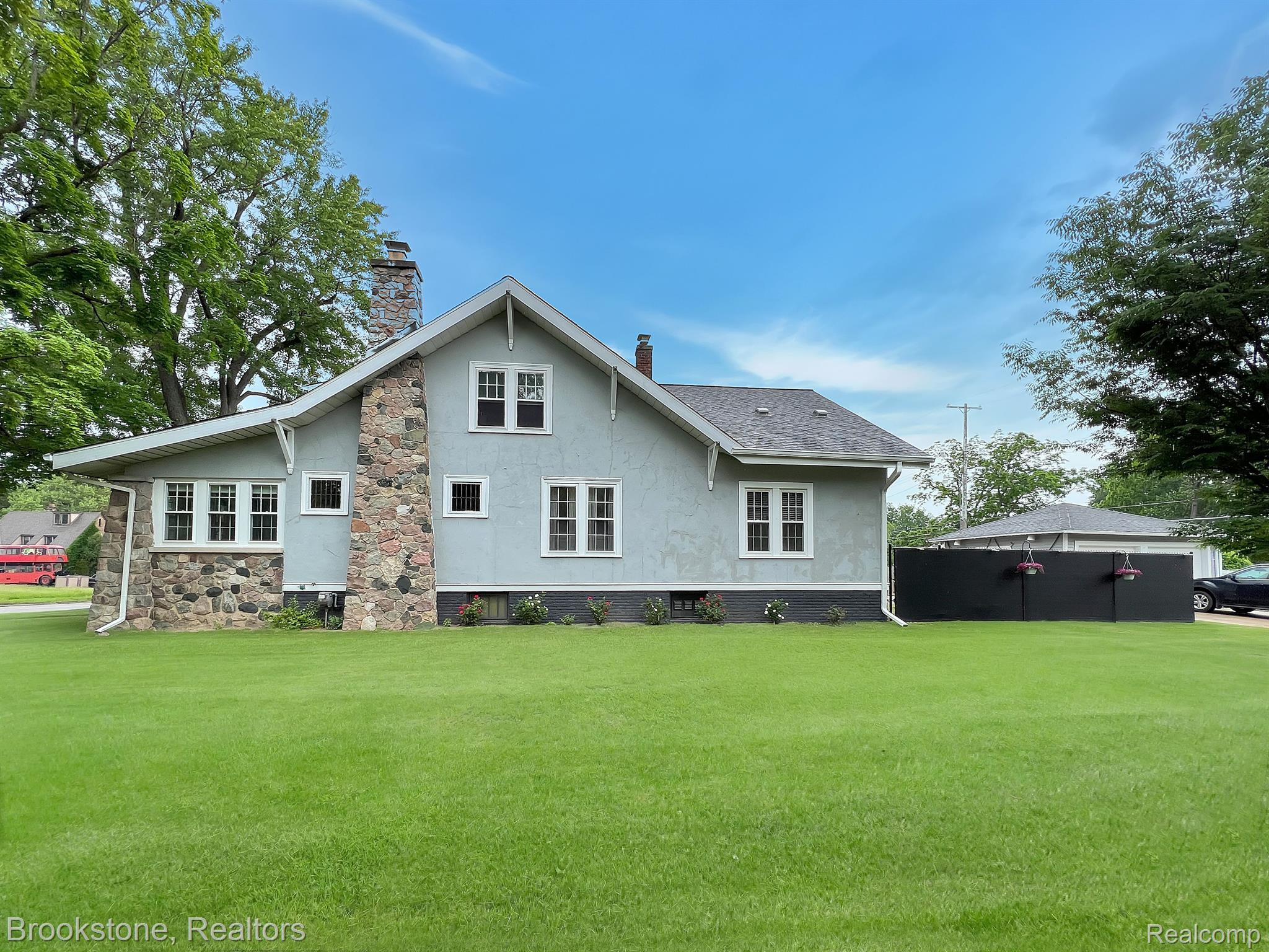2023 Miller Road Flint, MI 48503 - Photo 28 of 40 West side of the home.