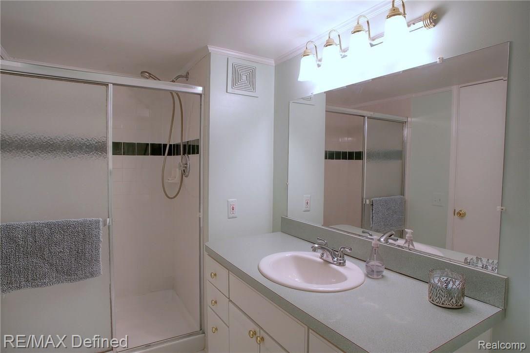2256 Norton Road Rochester, MI 48307 - Photo 15 of 30 Bathroom.jpg