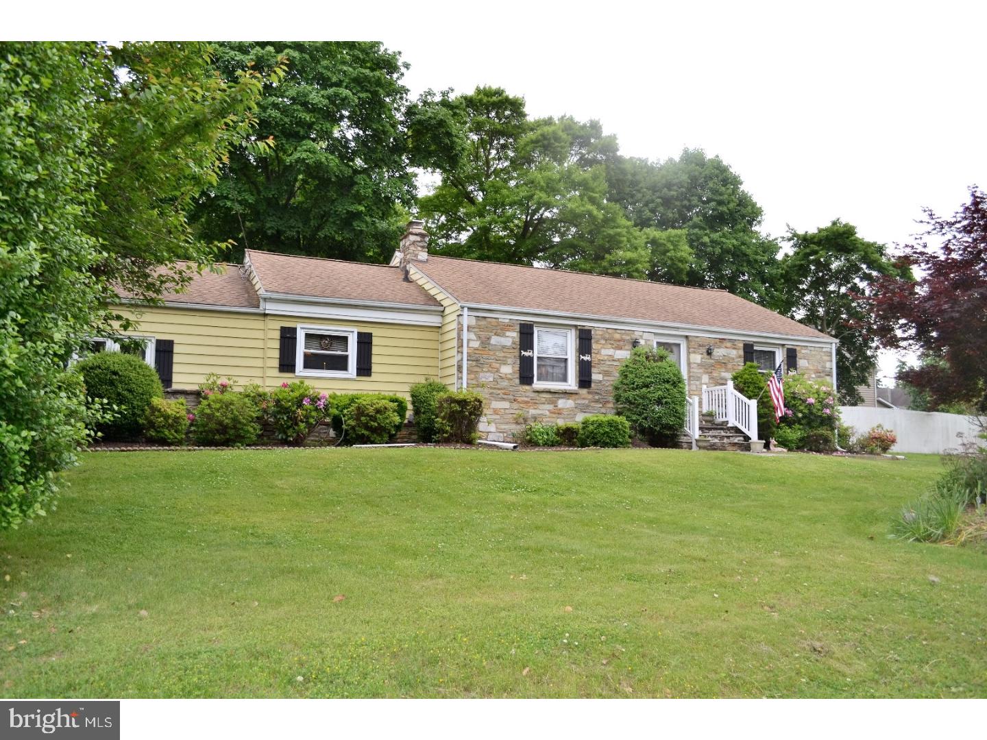 4104 Bridgeboro Road Delran, NJ 08057 - Photo 1 of 25 Front Yard
