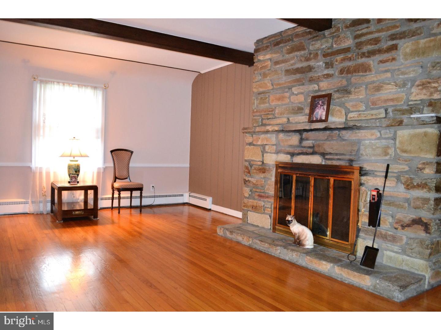 4104 Bridgeboro Road Delran, NJ 08057 - Photo 5 of 25 Living Room