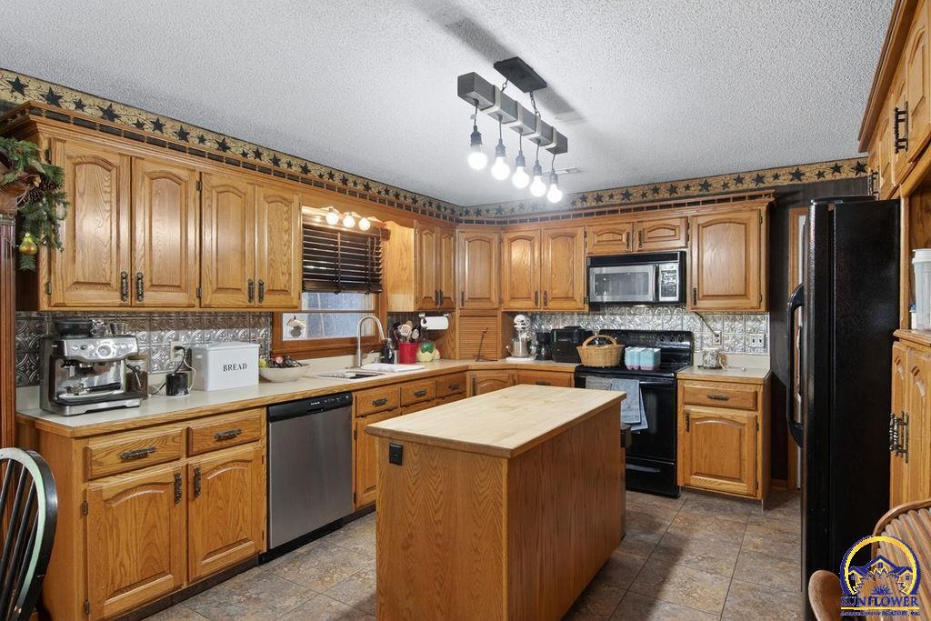 4945 Northwest Rochester Road Topeka, KS 66617 - Photo 9 of 33