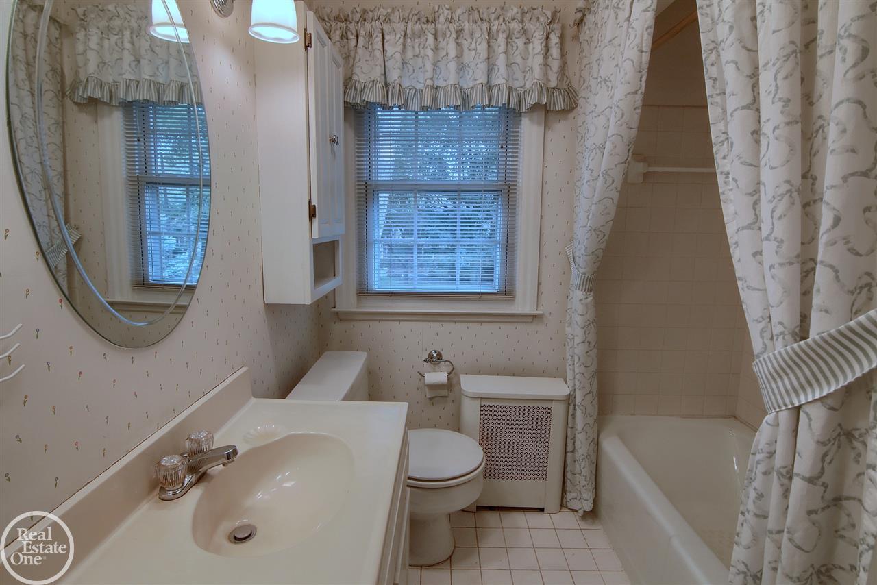 381 Merriweather Road Grosse Pointe Farms, MI 48236 - Photo 20 of 29
